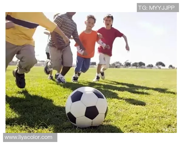 足球125球星风采展现：传奇人物与未来之星共舞绿茵场